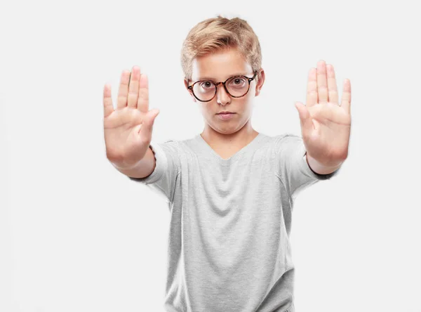Ung Blond Stilig Pojke Signalering Stopp Med Båda Handflatorna Vända — Stockfoto