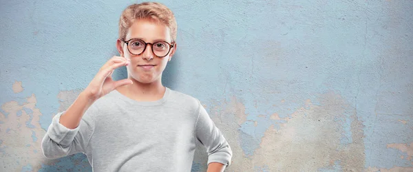 Nuori Blondi Komea Poika Hymyilee Tyytyväinen Ilme Osoittaa Pieni Esine — kuvapankkivalokuva