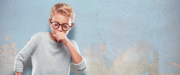 Giovane Biondo Bel Ragazzo Tosse Che Soffre Una Malattia Invernale — Foto Stock