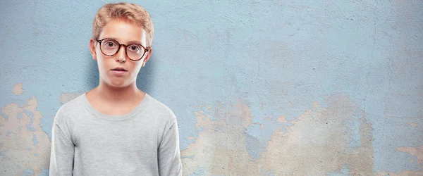 Ung Blond Stilig Pojke Med Överraskad Förvånad Uttryck Och Munnen — Stockfoto