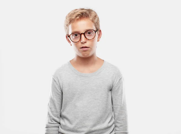 Ung Blond Stilig Pojke Med Överraskad Förvånad Uttryck Och Munnen — Stockfoto