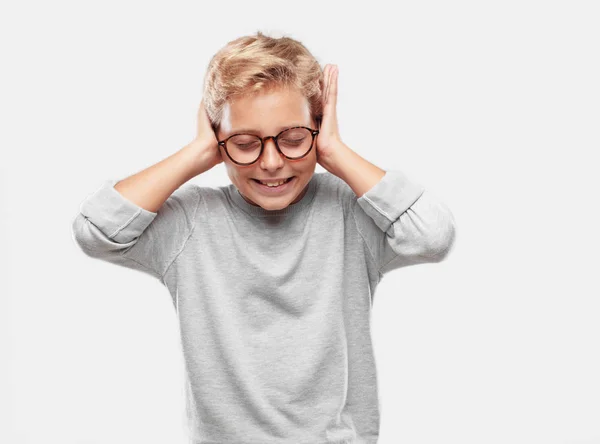 年轻的金发英俊的男孩 双手捂住耳朵 以保护他们免受不舒服的 响亮的 烦人的噪音 — 图库照片
