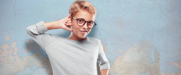 Ung Blond Stilig Pojke Att Göra Ett Telefonsamtal Gest Eller — Stockfoto