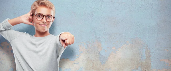 Junger Blonder Gutaussehender Junge Der Mit Einem Stolzen Glücklichen Zufriedenen — Stockfoto