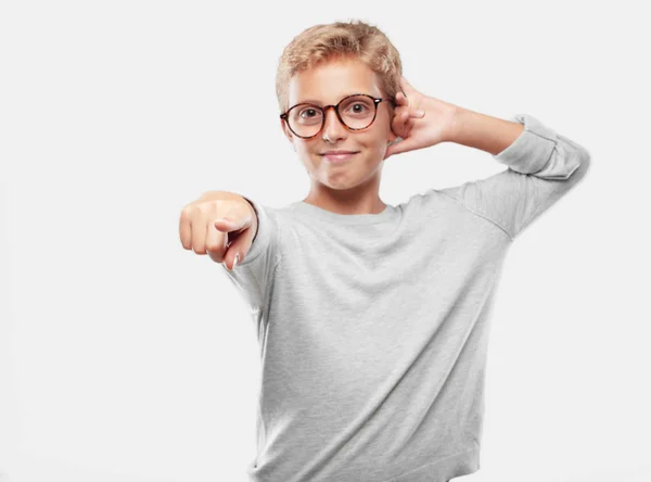 Junger Blonder Gutaussehender Junge Der Mit Einem Stolzen Glücklichen Zufriedenen — Stockfoto