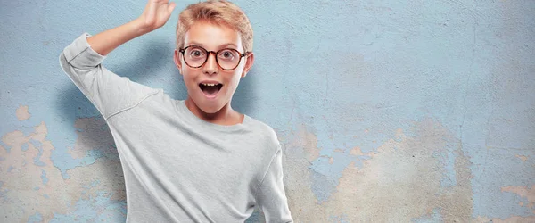 Jovem Loira Bonito Menino Feliz Perceber Algumas Boas Surpreendentes Notícias — Fotografia de Stock