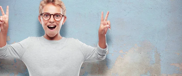 Jovem Menino Bonito Loira Com Uma Expressão Orgulhosa Feliz Confiante — Fotografia de Stock