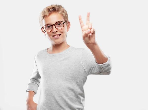 Ung Blond Stilig Pojke Ler Och Ser Nöjd Och Glad — Stockfoto