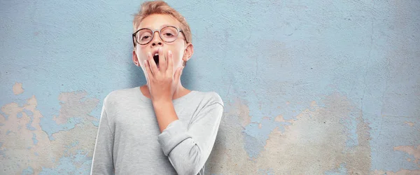 Ung Blond Stilig Pojke Söker Förtjusta Och Uttråkad Lyssnar Något — Stockfoto