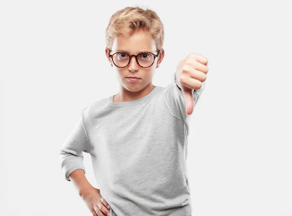 Junger Blonder Gutaussehender Junge Mit Abweichendem Ernstem Strengen Gesichtsausdruck Daumen — Stockfoto