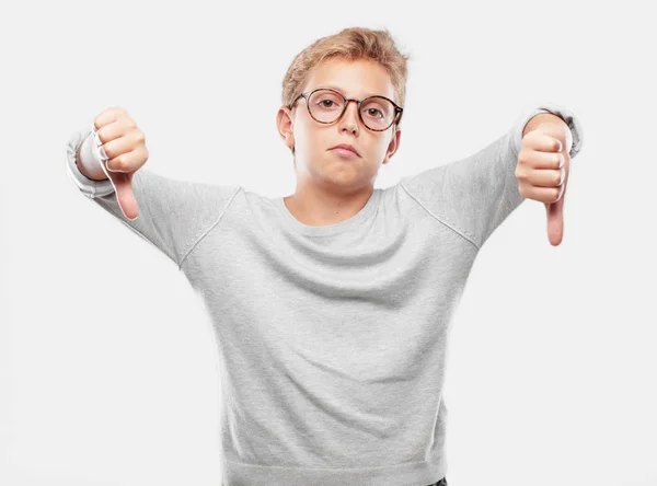 Junger Blonder Gutaussehender Junge Mit Abweichendem Ernstem Strengen Gesichtsausdruck Daumen — Stockfoto