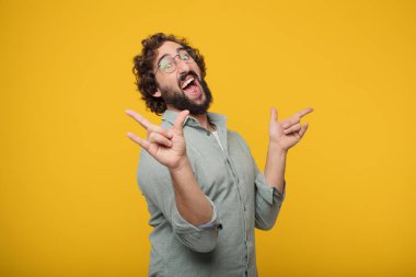 Genç sakallı işadamı bir kavramı ifade