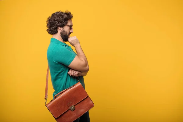 Giovane Freelance Uomo Esprimendo Concetto Contro Sfondo Arancione Isolato — Foto Stock