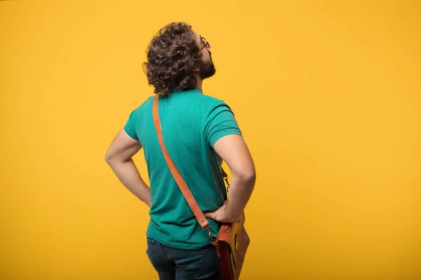 Jonge Freelancer Man Uiten Een Concept Tegen Oranje Geïsoleerde Achtergrond — Stockfoto