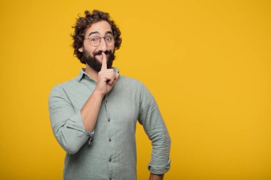 Genç sakallı işadamı bir kavramı ifade