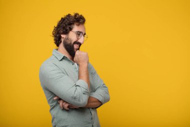 Genç sakallı işadamı bir kavramı ifade