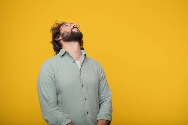 Genç sakallı işadamı bir kavramı ifade