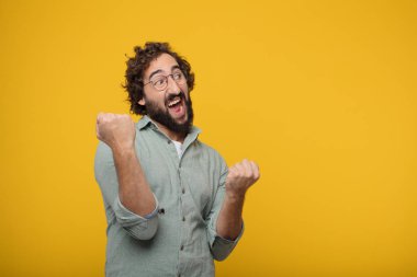 Genç sakallı işadamı bir kavramı ifade