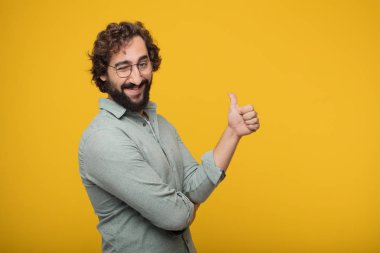 Genç sakallı işadamı bir kavramı ifade