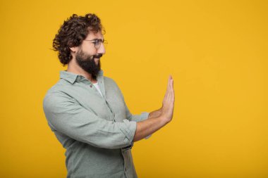 Genç sakallı işadamı bir kavramı ifade