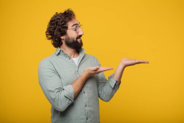 Genç sakallı işadamı bir kavramı ifade