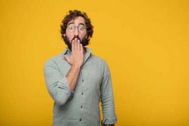 Genç sakallı işadamı bir kavramı ifade