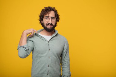 Genç sakallı işadamı bir kavramı ifade