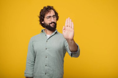 Genç sakallı işadamı bir kavramı ifade