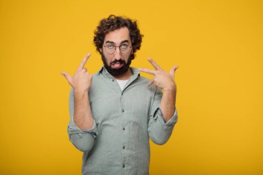 Genç sakallı işadamı bir kavramı ifade