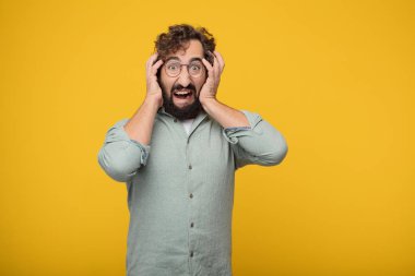 Genç sakallı işadamı bir kavramı ifade