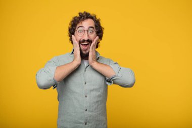 Genç sakallı işadamı bir kavramı ifade