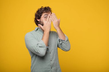 Genç sakallı işadamı bir kavramı ifade