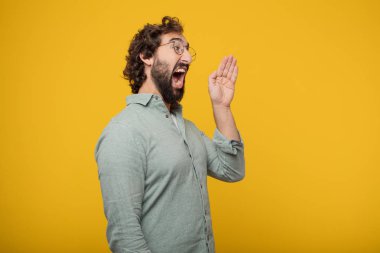 Genç sakallı işadamı bir kavramı ifade