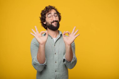 Genç sakallı işadamı bir kavramı ifade