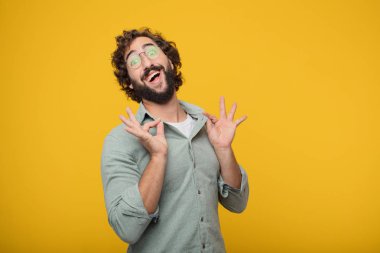 Genç sakallı işadamı bir kavramı ifade