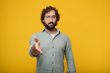 Genç sakallı işadamı bir kavramı ifade