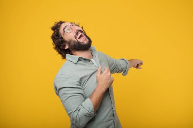 Genç sakallı işadamı bir kavramı ifade