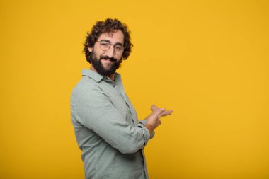 Genç sakallı işadamı bir kavramı ifade