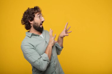 Genç sakallı işadamı bir kavramı ifade