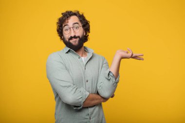 Genç sakallı işadamı bir kavramı ifade