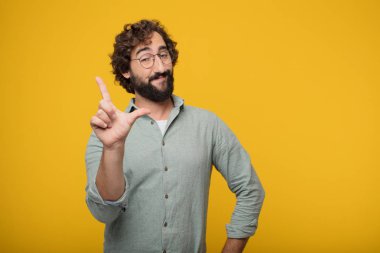 Genç sakallı işadamı bir kavramı ifade