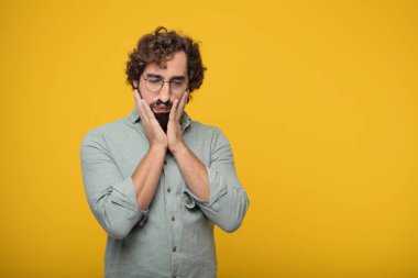 Genç sakallı işadamı bir kavramı ifade