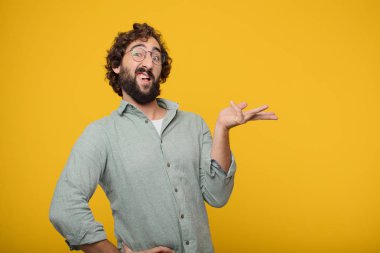 Genç sakallı işadamı bir kavramı ifade