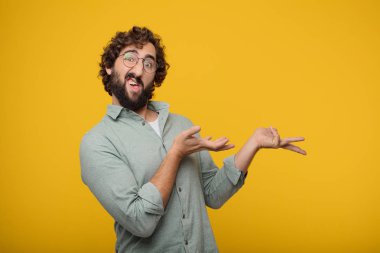 Genç sakallı işadamı bir kavramı ifade