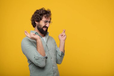 Genç sakallı işadamı bir kavramı ifade