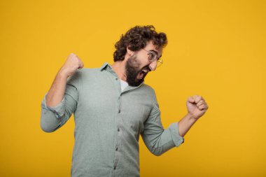 Genç sakallı işadamı bir kavramı ifade