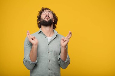 Genç sakallı işadamı bir kavramı ifade