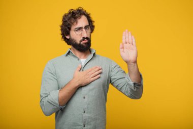 Genç sakallı işadamı bir kavramı ifade