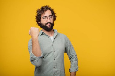 Genç sakallı işadamı bir kavramı ifade