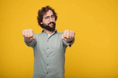 Genç sakallı işadamı bir kavramı ifade